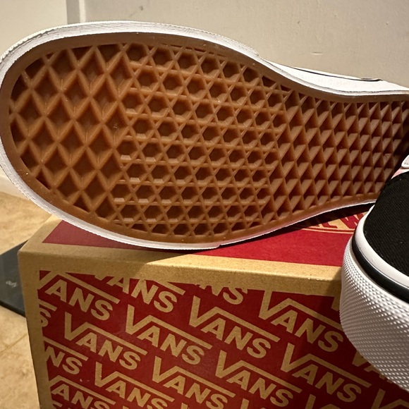 VANS WARD - Picture 4 of 6